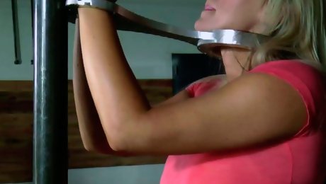 Screwed blondie Skylar Price receives a collar on her neck